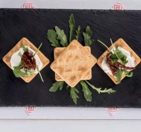 image for Γρήγορο γεύμα με Cream Crackers, κατίκι, ρόκα και λιαστή ντομάτα