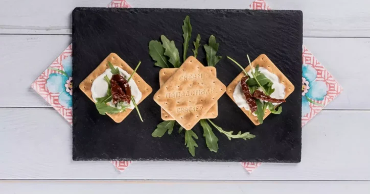 image for Γρήγορο γεύμα με Cream Crackers, κατίκι, ρόκα και λιαστή ντομάτα
