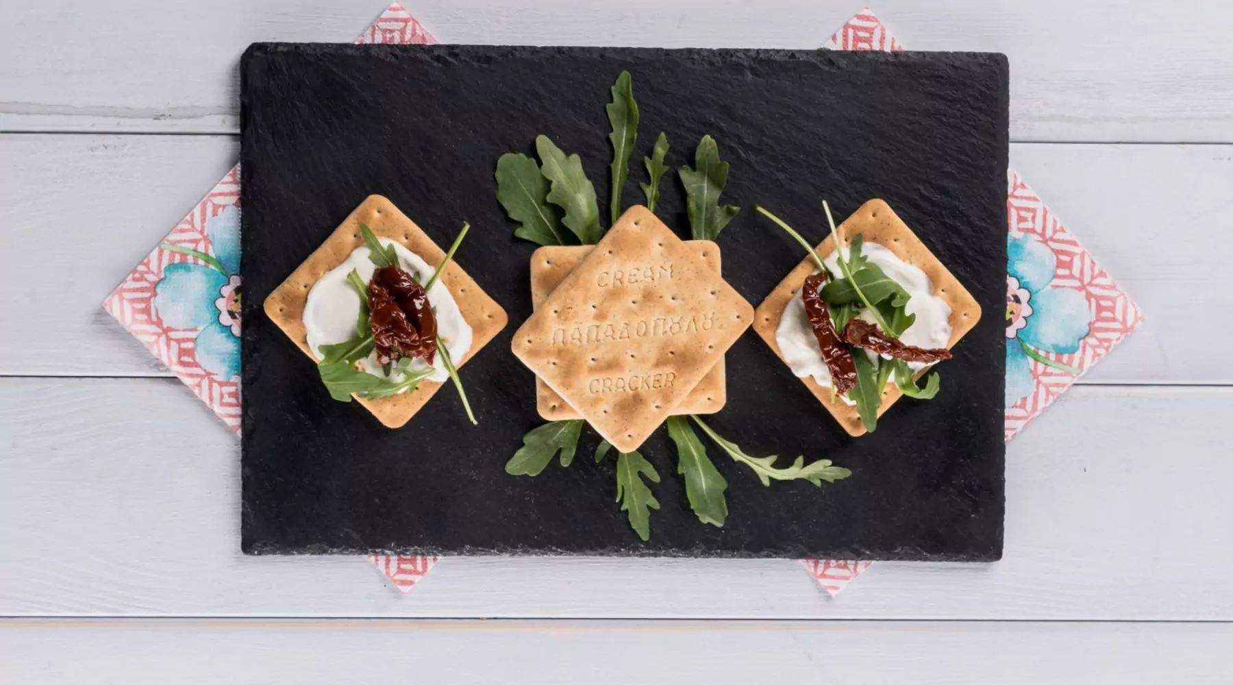 image for Γρήγορο γεύμα με Cream Crackers, κατίκι, ρόκα και λιαστή ντομάτα