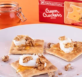 image for Brunch στο σπίτι με Cream Crackers, μέλι, καρύδια και γιαούρτι
