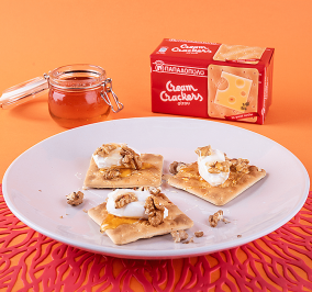 image for Brunch στο σπίτι με Cream Crackers, μέλι, καρύδια και γιαούρτι