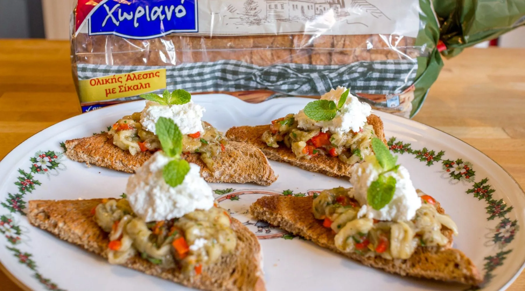 Top slider image for Crispy τρίγωνα ψωμιού Χωριανό Ολικής με dip από καπνιστή μελιτζάνα