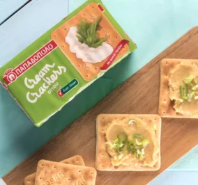 image for Γρήγορο γεύμα με Cream Crackers Χωρίς Ζάχαρη, φάβα και φρέσκο κρεμμύδι