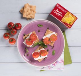 image for Ελαφρύ και γρήγορο μεσημεριανό με Cream Crackers, φέτα, κάπαρη και ντομάτα