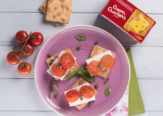 image for Ελαφρύ και γρήγορο μεσημεριανό με Cream Crackers, φέτα, κάπαρη και ντομάτα