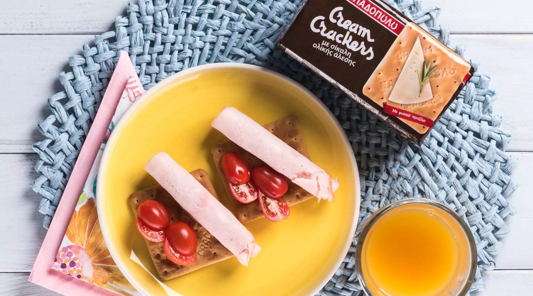 image for Ελαφρύ πρωινό με Cream Crackers Ολικής και καπνιστή γαλοπούλα