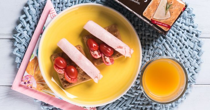 image for Ελαφρύ πρωινό με Cream Crackers Ολικής και καπνιστή γαλοπούλα