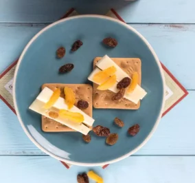 image for Εύκολο και ελαφρύ γεύμα με Cream Crackers , γραβιέρα και αποξηραμένα βερίκοκα