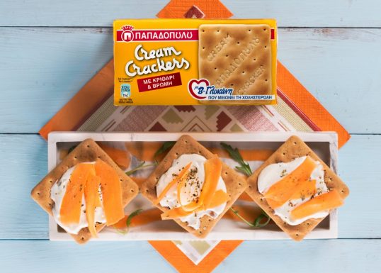  Image for Υγιεινό γεύμα με Cream Crackers με κριθάρι, βρώμη & Β’–γλυκάνη, κατίκι και καρότο