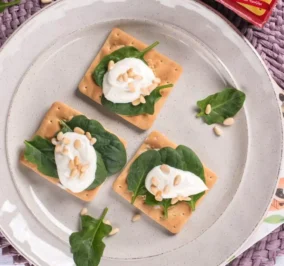 image for Εύκολο γεύμα με Cream Crackers, κατίκι, σπανάκι και κουκουνάρι