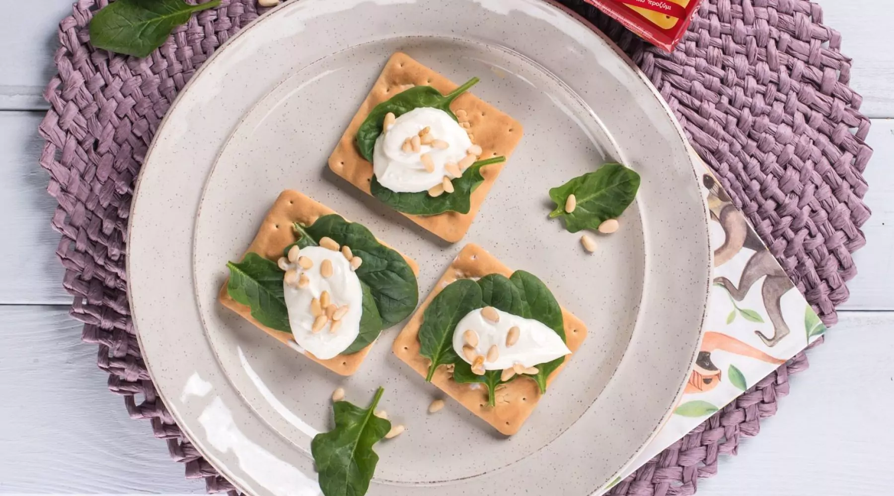 Top slider image for Εύκολο γεύμα με Cream Crackers, κατίκι, σπανάκι και κουκουνάρι