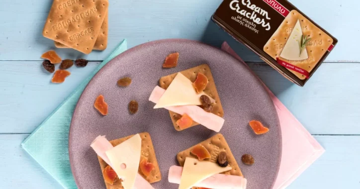 image for Βραδινό με Cream Crackers Ολικής, γαλοπούλα, τυρί και αποξηραμένα φρούτα