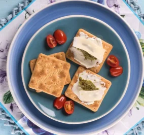 image for Γρήγορο γεύμα με Cream Crackers, τυρί κρέμα, πέστο και παρμεζάνα