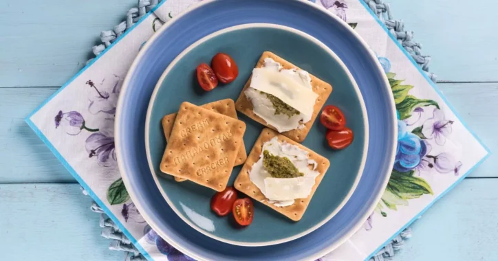 image for Γρήγορο γεύμα με Cream Crackers, τυρί κρέμα, πέστο και παρμεζάνα