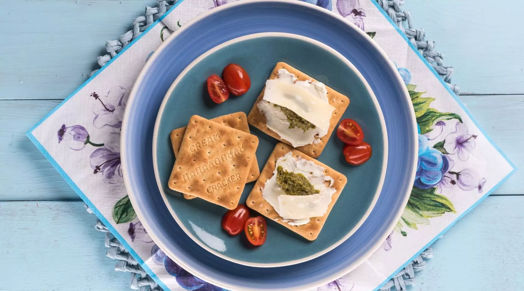 Top slider image for Γρήγορο γεύμα με Cream Crackers, τυρί κρέμα, πέστο και παρμεζάνα