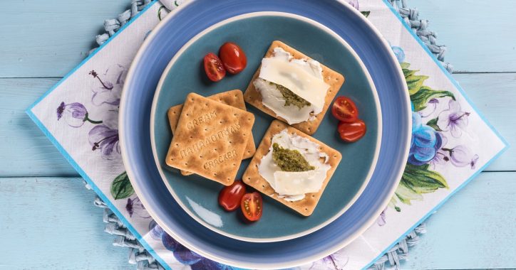 image for Γρήγορο γεύμα με Cream Crackers, τυρί κρέμα, πέστο και παρμεζάνα