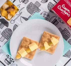 image for Ελαφρύ βραδινό με Cream Crackers, κίτρινο τυρί και σταφύλι