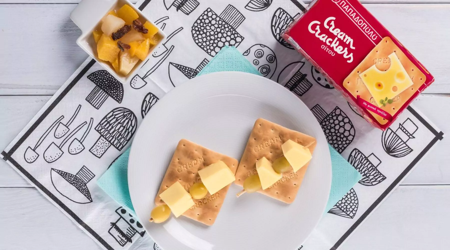Top slider image for Ελαφρύ βραδινό με Cream Crackers, κίτρινο τυρί και σταφύλι