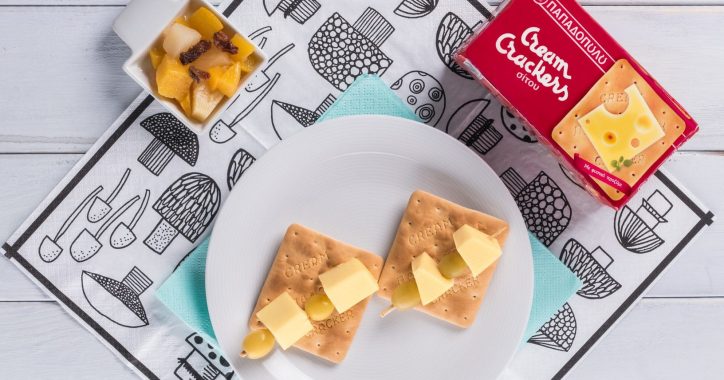 image for Ελαφρύ βραδινό με Cream Crackers, κίτρινο τυρί και σταφύλι