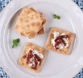 image for Cream Crackers με  ανθότυρο, λιαστή ντομάτα και ρίγανη