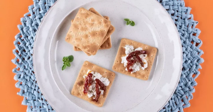 image for Cream Crackers με  ανθότυρο, λιαστή ντομάτα και ρίγανη