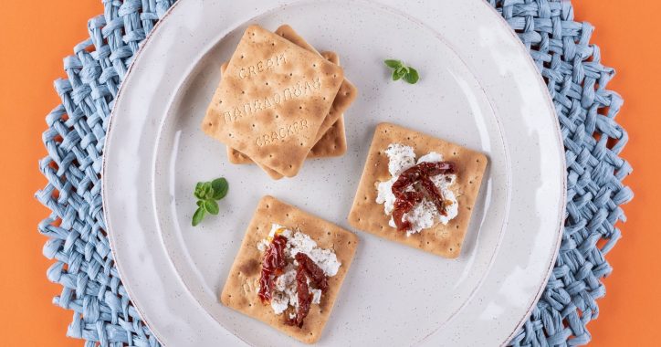 image for Cream Crackers με  ανθότυρο, λιαστή ντομάτα και ρίγανη