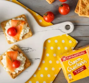 image for Cream Crackers με β-γλυκάνη, τυρί τύπου cottage, σολομό & ντοματίνια