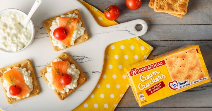 image for Cream Crackers με β-γλυκάνη, τυρί τύπου cottage, σολομό & ντοματίνια