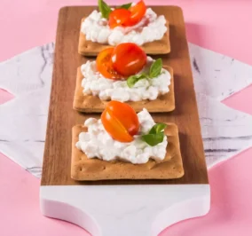 image for Δροσερός συνδυασμός Cream Crackers με Σίκαλη Ολικής, τυρί κρέμα και ντοματίνια