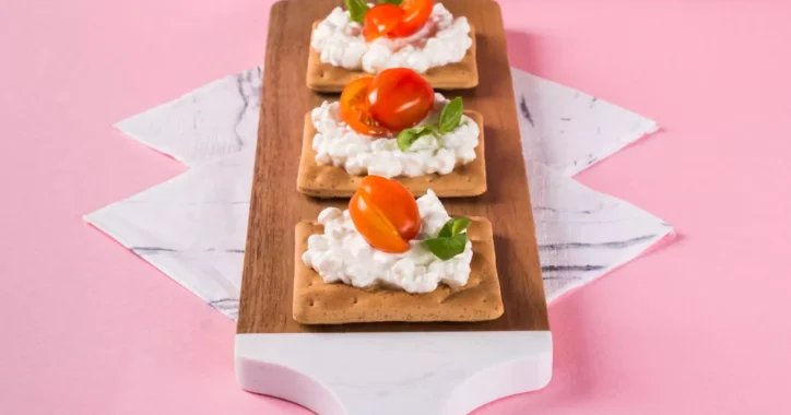 image for Δροσερός συνδυασμός Cream Crackers με Σίκαλη Ολικής, τυρί κρέμα και ντοματίνια