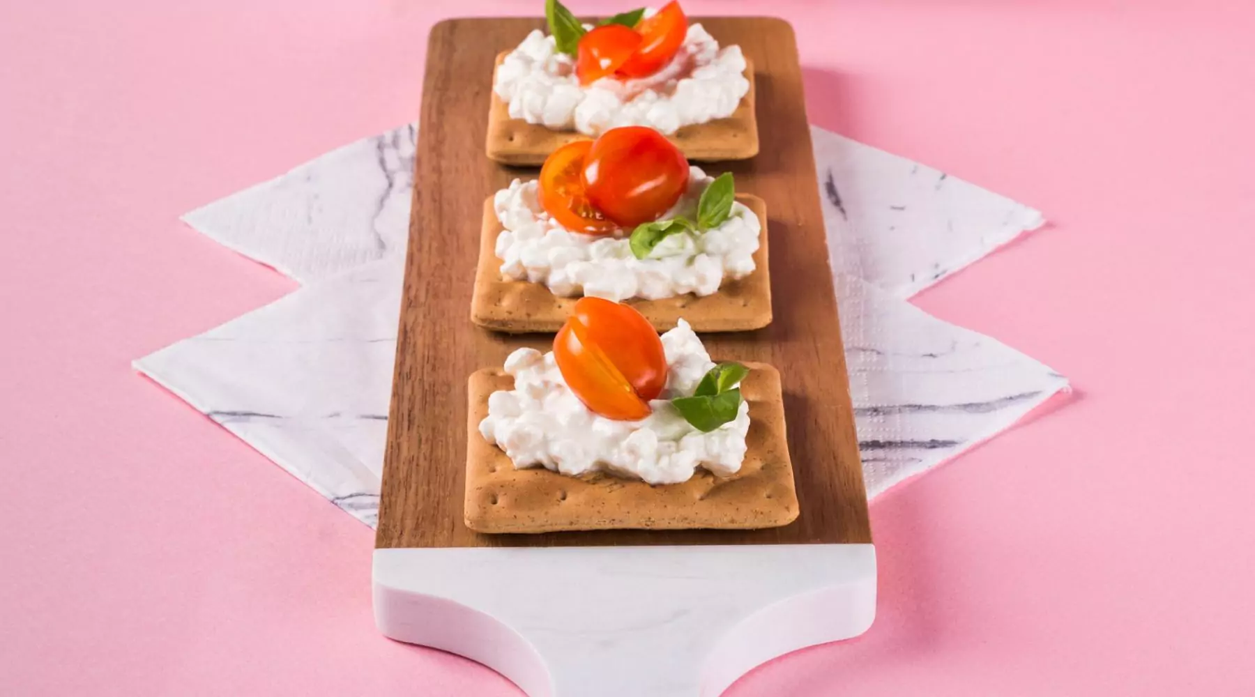 Top slider image for Δροσερός συνδυασμός Cream Crackers με Σίκαλη Ολικής, τυρί κρέμα και ντοματίνια