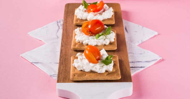 image for Δροσερός συνδυασμός Cream Crackers με Σίκαλη Ολικής, τυρί κρέμα και ντοματίνια