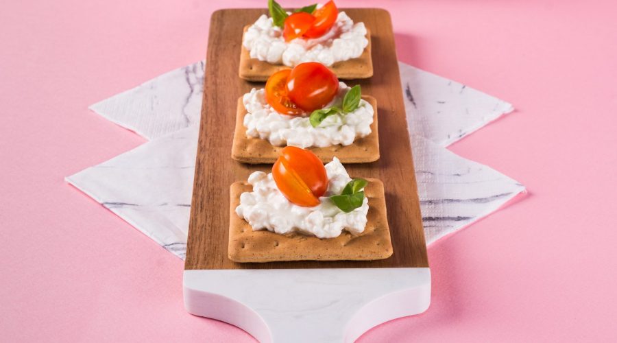 Top slider image for Δροσερός συνδυασμός Cream Crackers με Σίκαλη Ολικής, τυρί κρέμα και ντοματίνια