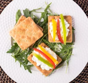 image for Cream Crackers Παπαδοπούλου με τυρί κρέμα και πολύχρωμες πιπεριές