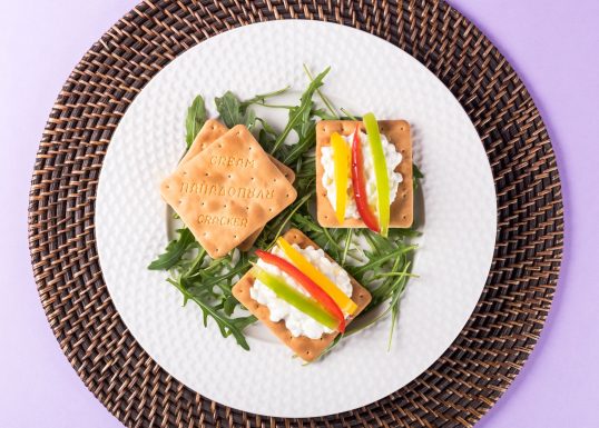 image for Cream Crackers Παπαδοπούλου με τυρί κρέμα και πολύχρωμες πιπεριές