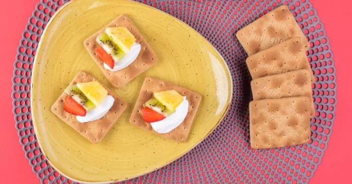 image for Cream Crackers Παπαδοπούλου με γιαούρτι, ανανά, φράουλα και ακτινίδιο