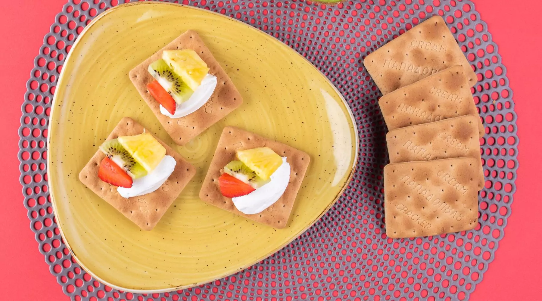 image for Cream Crackers Παπαδοπούλου με γιαούρτι, ανανά, φράουλα και ακτινίδιο