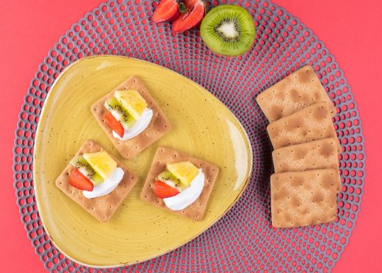 image for Cream Crackers Παπαδοπούλου με γιαούρτι, ανανά, φράουλα και ακτινίδιο