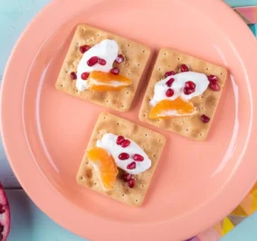image for Πρωινό με Cream Crackers Χωρίς Ζάχαρη με μανταρίνι, ρόδι και γιαούρτι