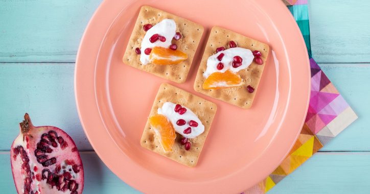 image for Πρωινό με Cream Crackers Χωρίς Ζάχαρη με μανταρίνι, ρόδι και γιαούρτι
