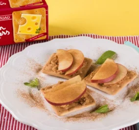 image for Πρωινός γλυκός συνδυασμός με Cream Crackers , φιστικοβούτυρο και μήλο