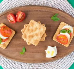 image for Cream Crackers Παπαδοπούλου με μοτσαρέλα, ντομάτα και βασιλικό
