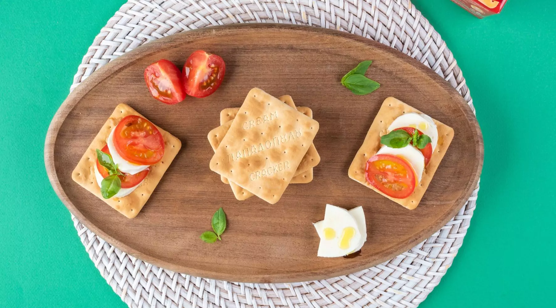 image for Cream Crackers Παπαδοπούλου με μοτσαρέλα, ντομάτα και βασιλικό