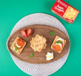 image for Cream Crackers Παπαδοπούλου με μοτσαρέλα, ντομάτα και βασιλικό
