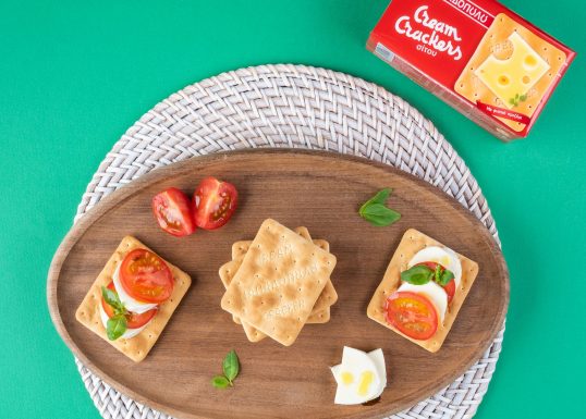 image for Cream Crackers Παπαδοπούλου με μοτσαρέλα, ντομάτα και βασιλικό