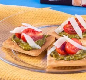 image for Cream Crackers με Σίκαλη Ολικής με ντοματίνια, παρμεζάνα και πέστο