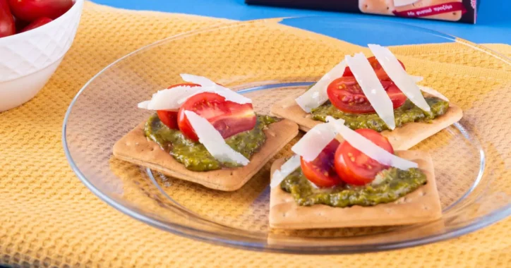 image for Cream Crackers με Σίκαλη Ολικής με ντοματίνια, παρμεζάνα και πέστο