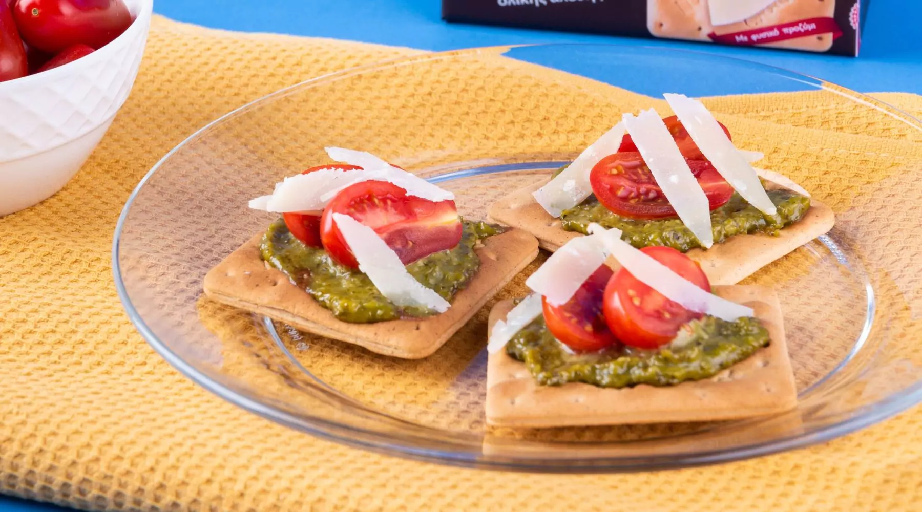 image for Cream Crackers με Σίκαλη Ολικής με ντοματίνια, παρμεζάνα και πέστο
