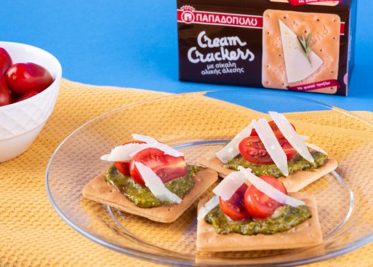 image for Cream Crackers με Σίκαλη Ολικής με ντοματίνια, παρμεζάνα και πέστο