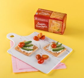 image for Ελαφρύ brunch με Cream Crackers Παπαδοπούλου, κρέμα τυριού και αβοκάντο